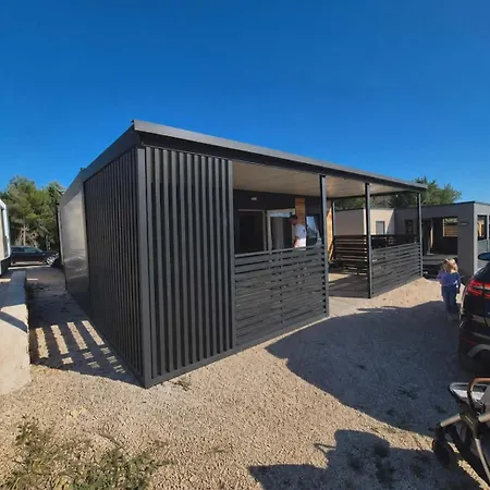 Brava Mobile Home, Kamp Heron Island, * Drage